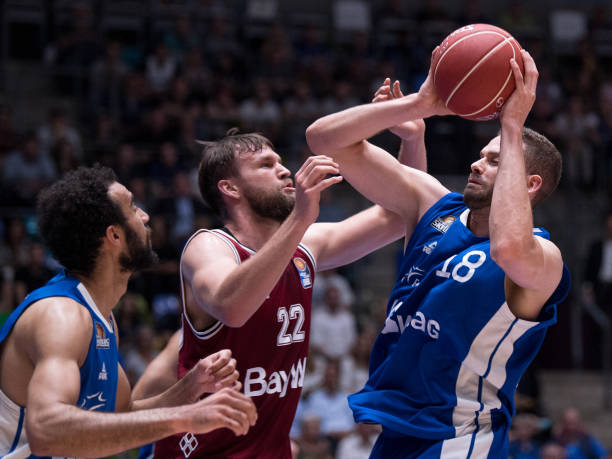 成鲜明对比 成鲜明对比